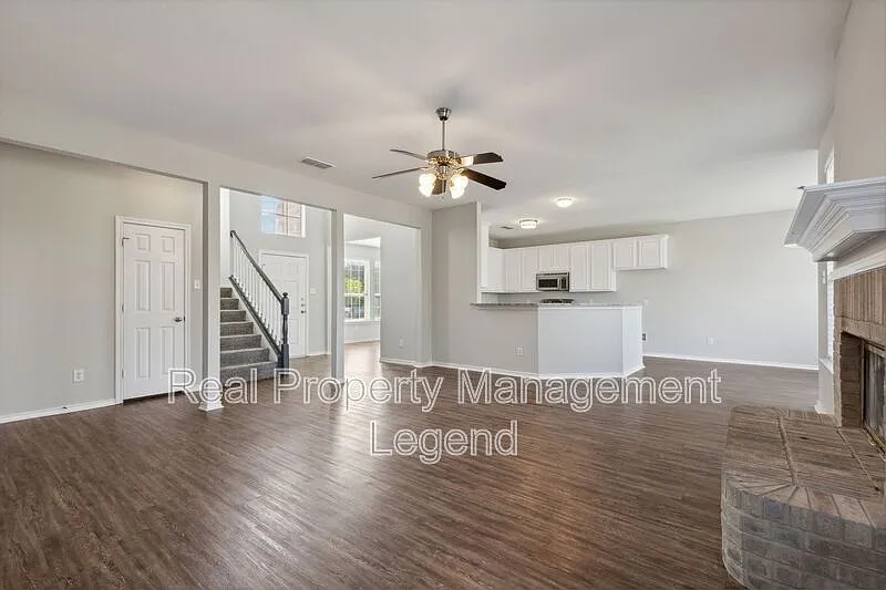 5 bed, 4.0 bath, 2940 sqft, $2,995 — Photo 4