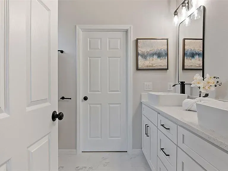 Master suite bathroom