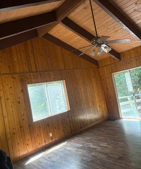 514 Rose Ln — Photo 3