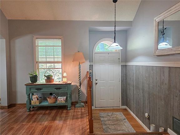 5th image of 142 Cowan Dr SW