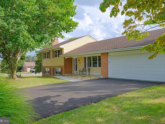 2nd image of 1921 Applewood Dr