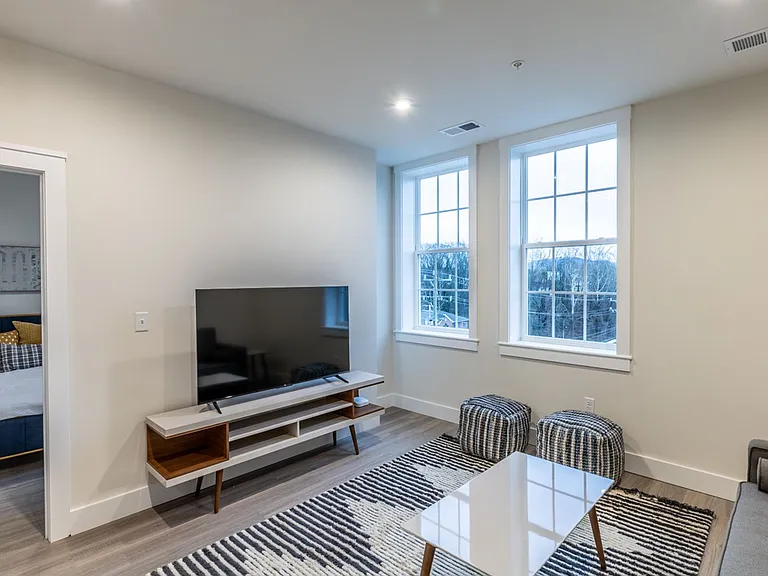 1135 Rose Hill Dr — Photo 6