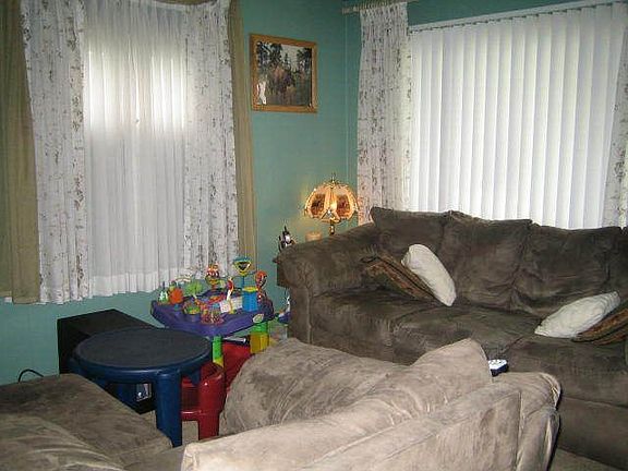 4th image of 1051 Cambria St