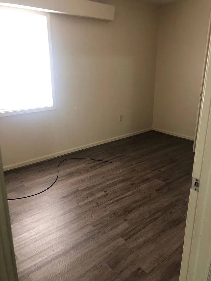 205 W Market Ave Downtown Convenience — Photo 4