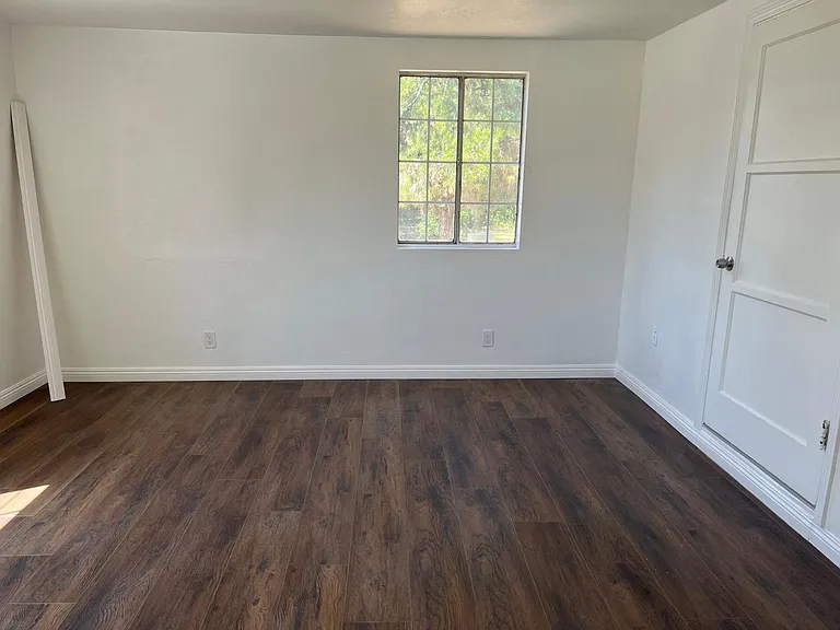 225 W 1st St — Photo 9