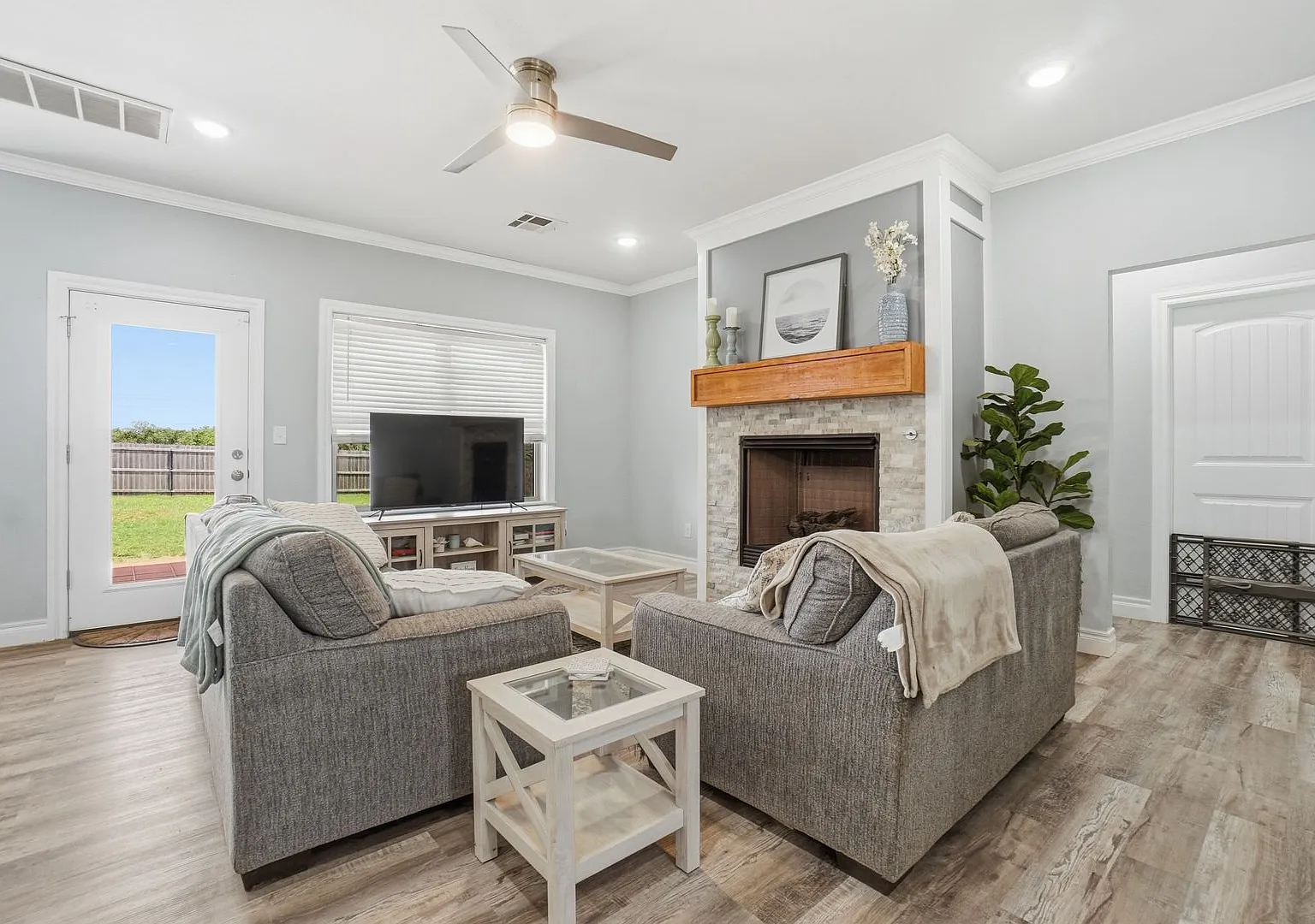Beautiful Home located in the Mountain View Villas in Elgin, OK — Photo 3