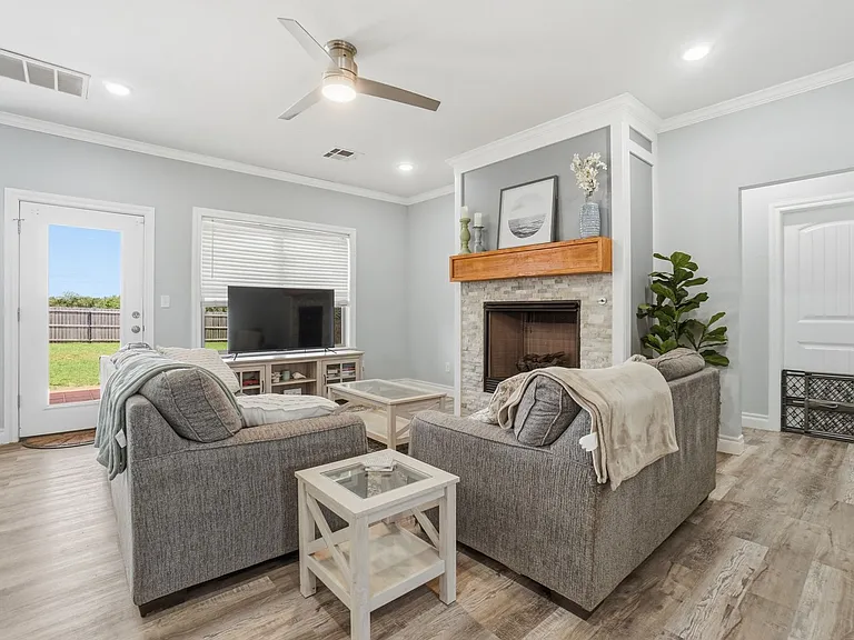 4254 Mesa Dr — Photo 3
