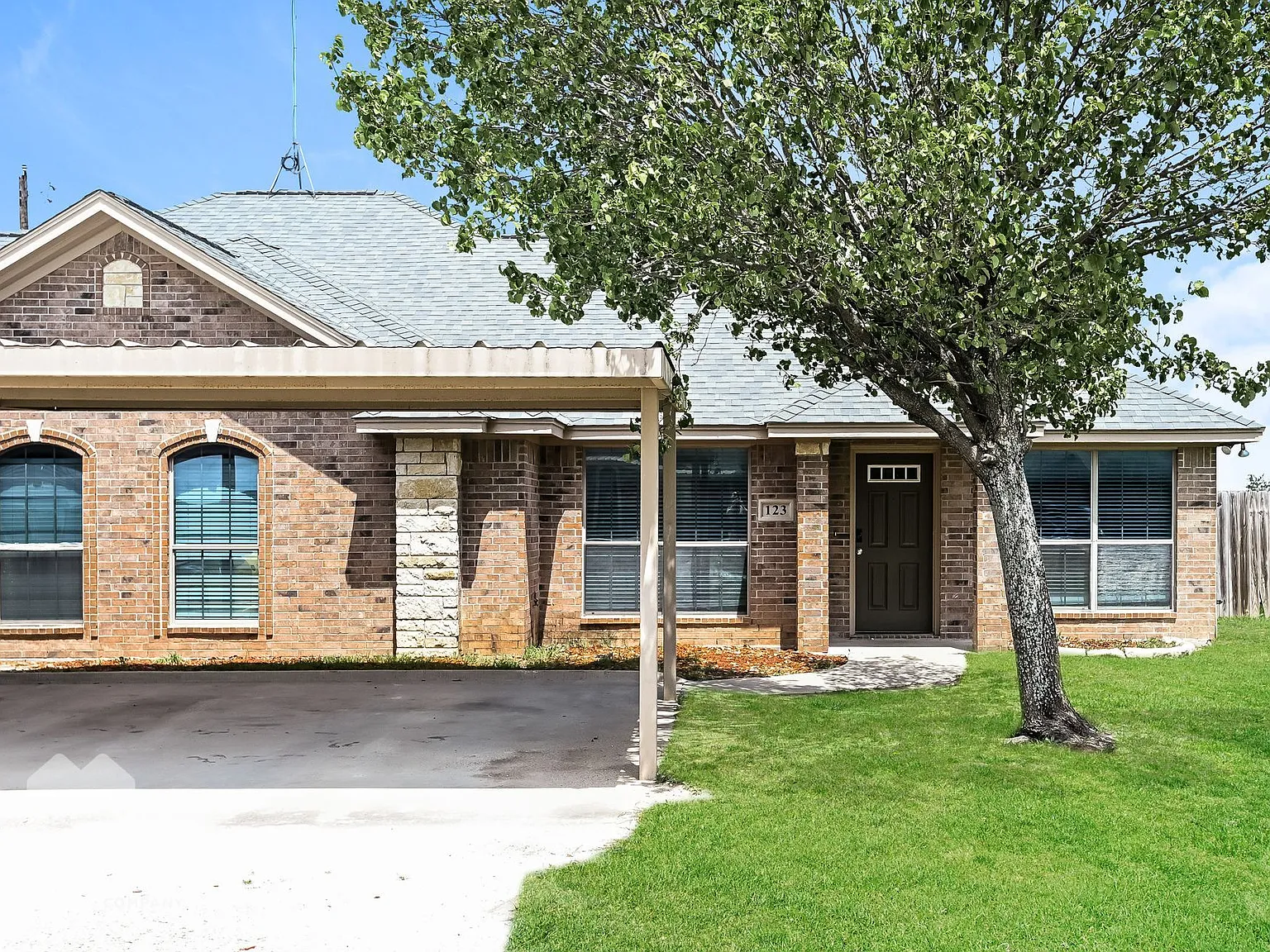 3 bed, 2.0 bath, 1250 sqft, $1,599 — Photo 2