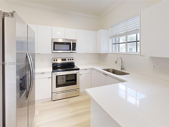 3rd image of 372 NE 26th Pl Unit 201