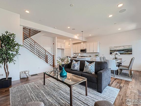 5th image of 547 Canary Ln