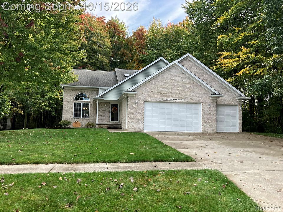 2752 E Lake Dr, photo 2