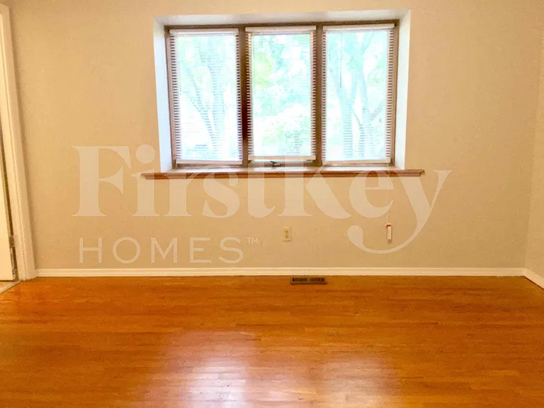 2275 Glenoro Dr — Photo 19