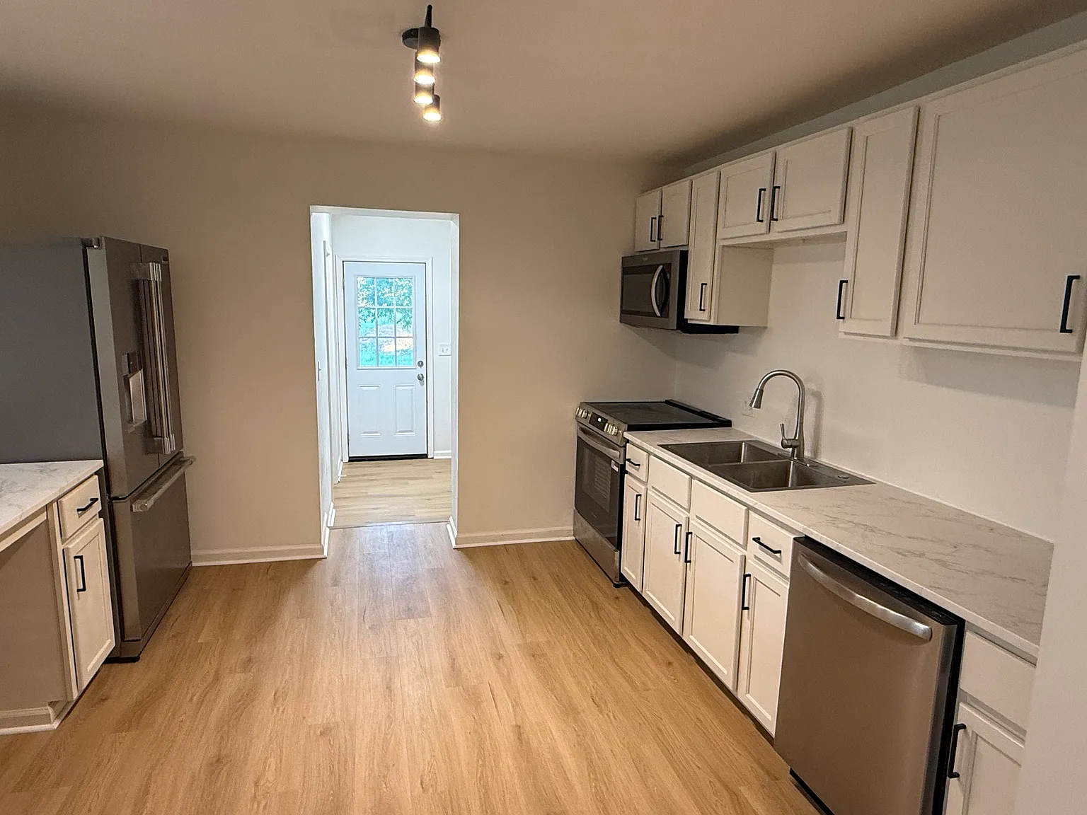 2 bed, 1000 sqft, $1,395 — Photo 2