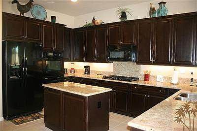 Huge Kitchen with Kitchen Aid appliances!