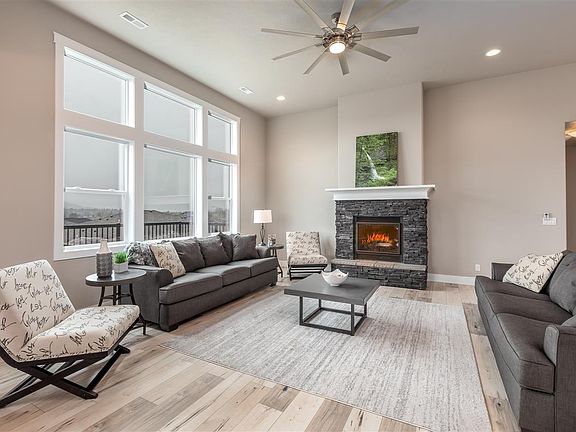 5th image of 2469 Woods Dr