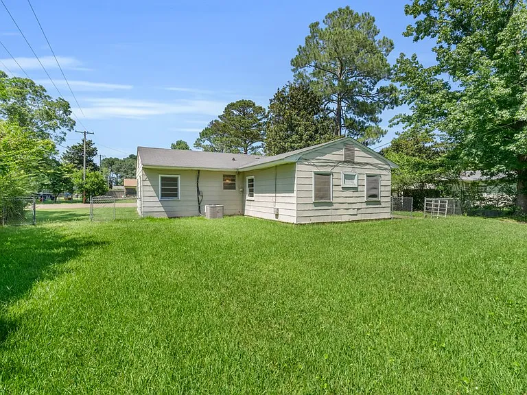 706 Cypress St — Photo 16