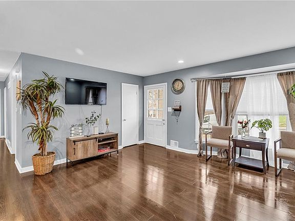 4th image of 800 Brewster Ln
