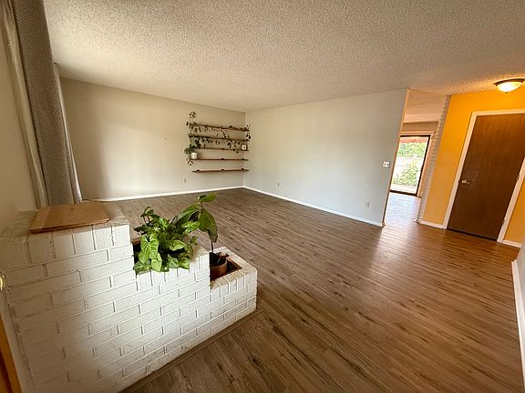 3rd image of 605 Robin Ln