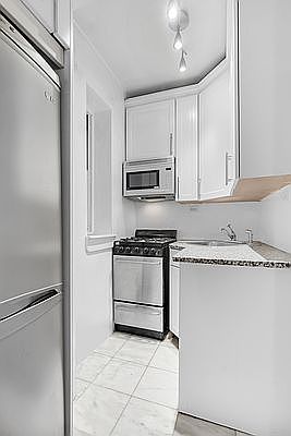 5th image of 227 E 57th St APT 10A