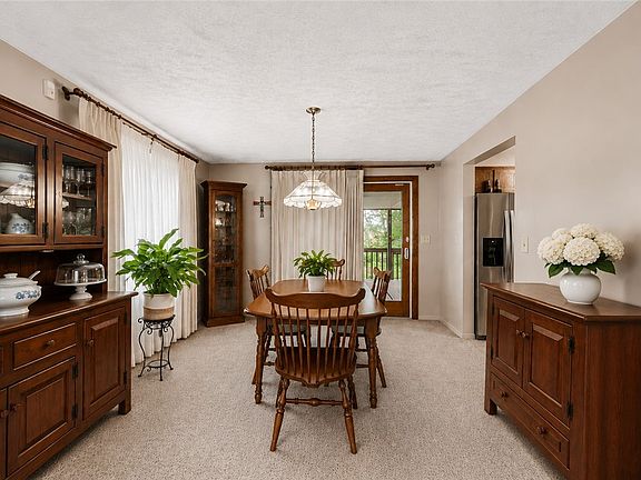 5th image of 135 Carol Dr