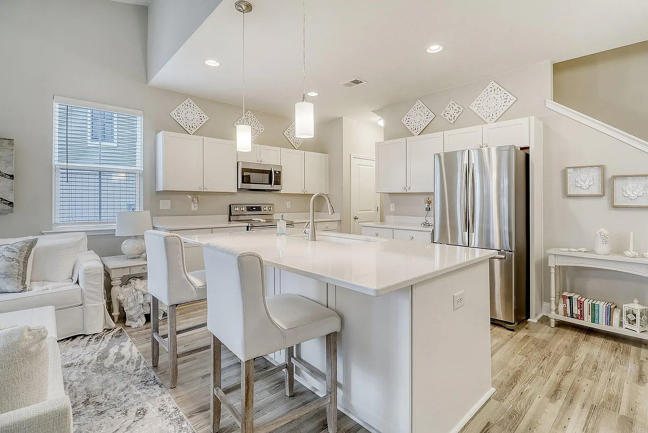 3 bed, 2.5 bath, 1540 sqft, $2,400 — Photo 4