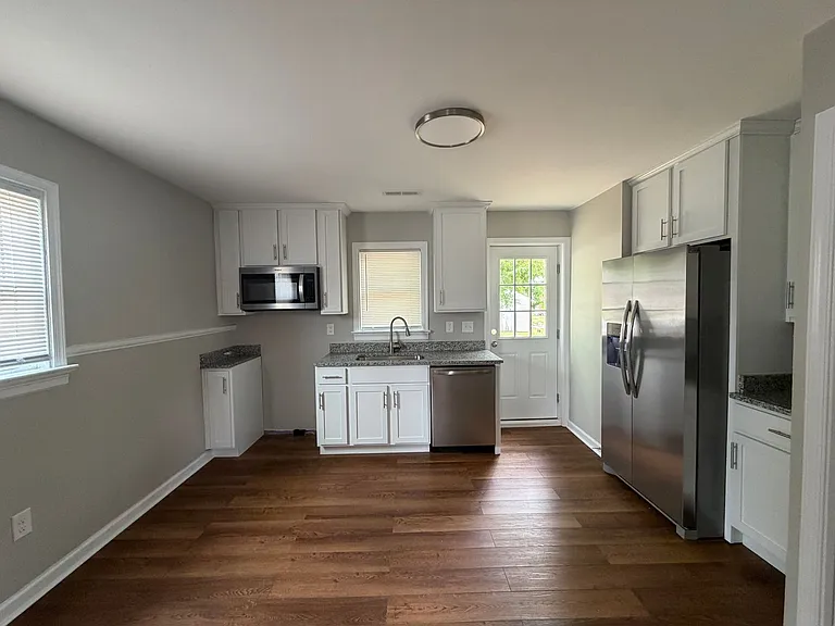 2100 Wright Ave — Photo 5