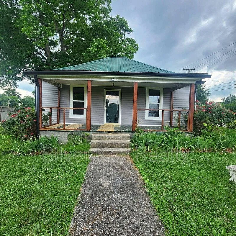 3 bed, 1.0 bath, 1000 sqft, $1,295 — Photo 1