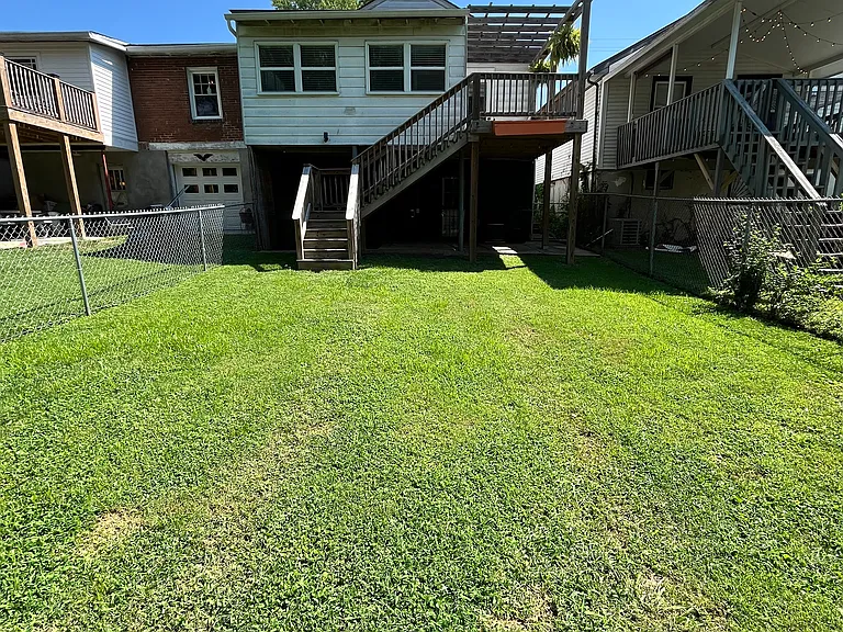 990 Vine St — Photo 18