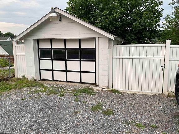 5th image of 933 E Park Ave