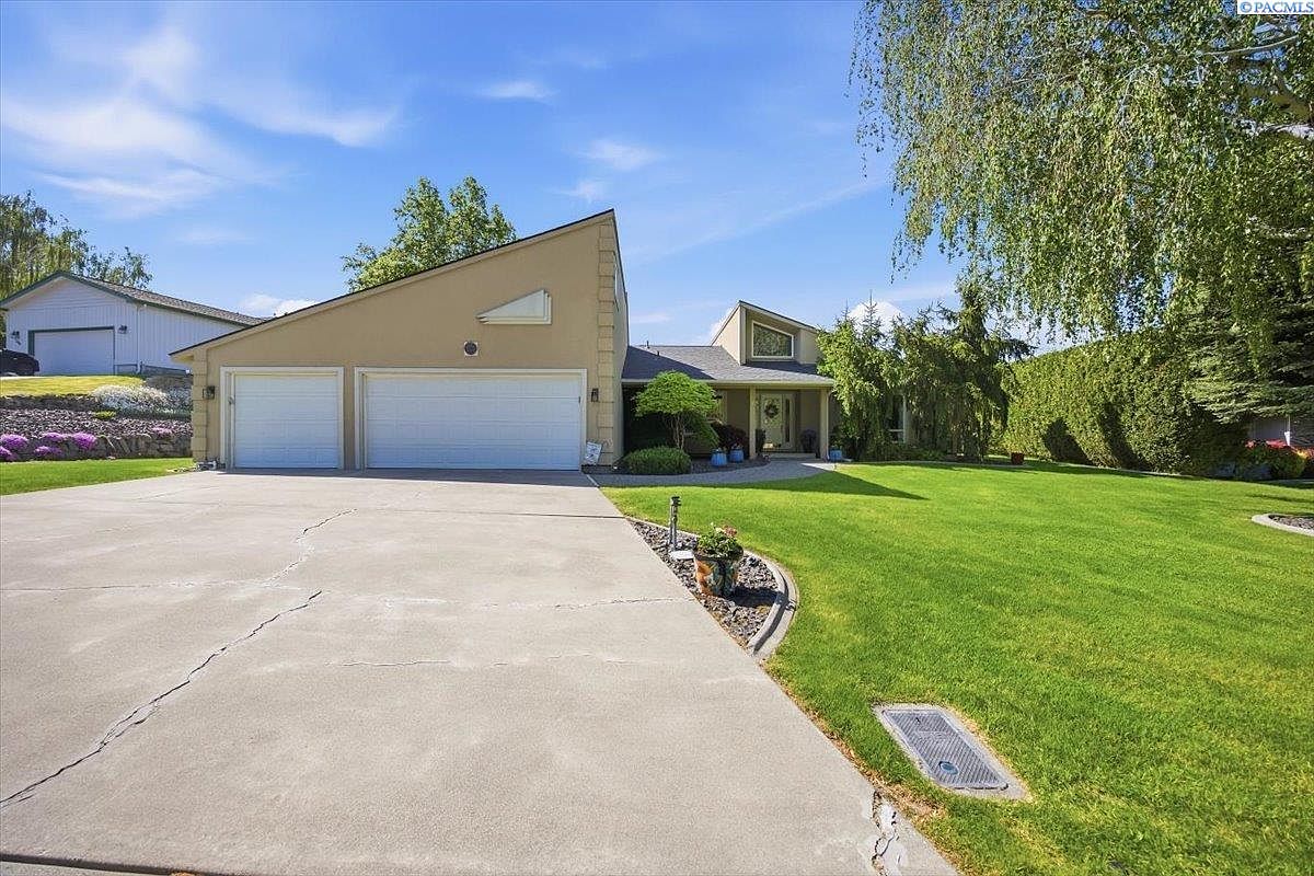 212 Greenbriar W