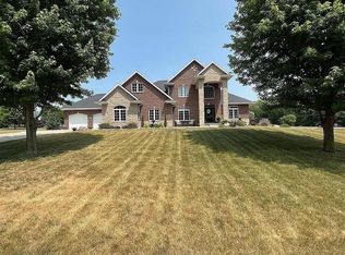 503 Fairway Ln, Dyersville, IA 52040