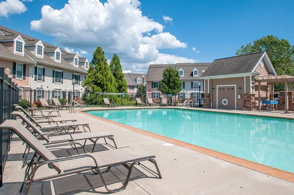 Montgomery Manor Apartments & Townhomes — Photo 4