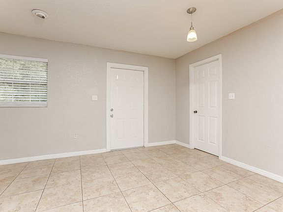 5th image of 3915 Holly Ct
