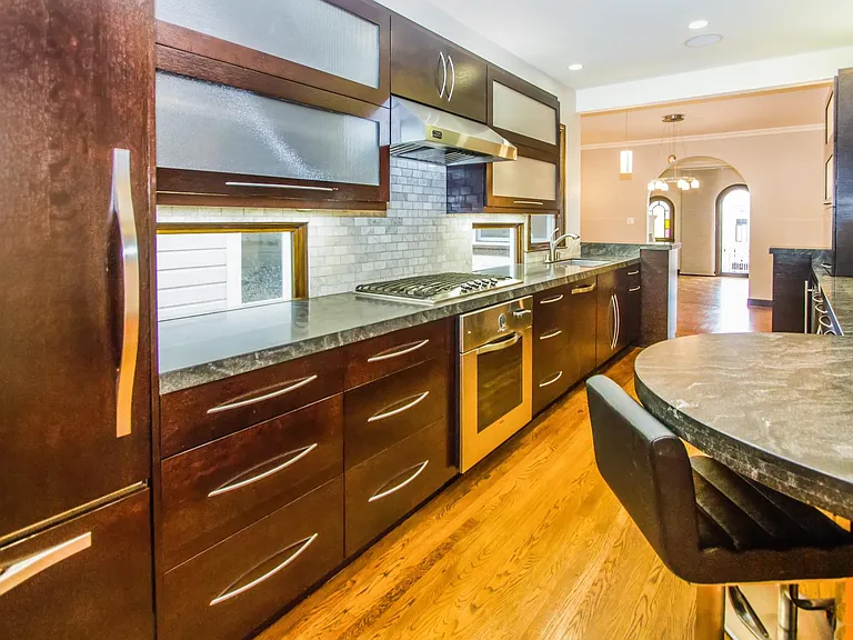 2335 Francisco St — Photo 2