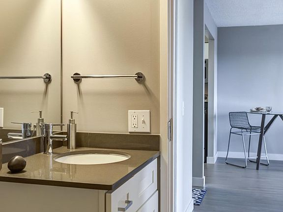 5th image of 2554 N Clark St #1407