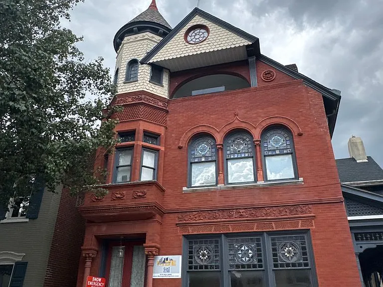 139 E Broad St — Photo 1