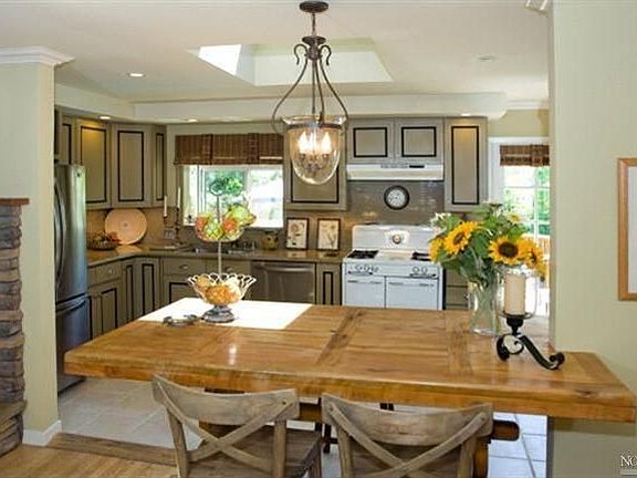 3rd image of 28 Chanticleer Ave