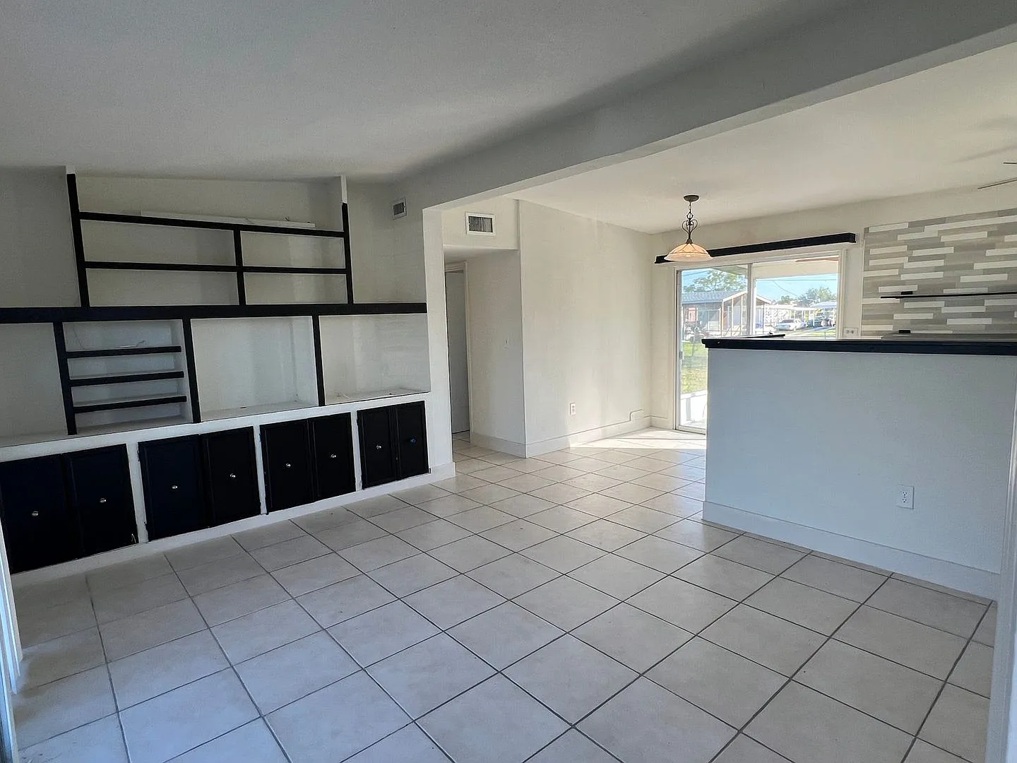 ** Annual ** 2 Bed / 1 Bath Single Family Home ** Conveniently Located ** $1,295 — Photo 2