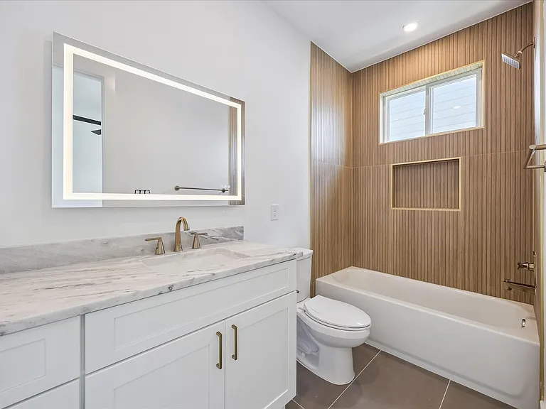 1034 W 17th St #B — Photo 18