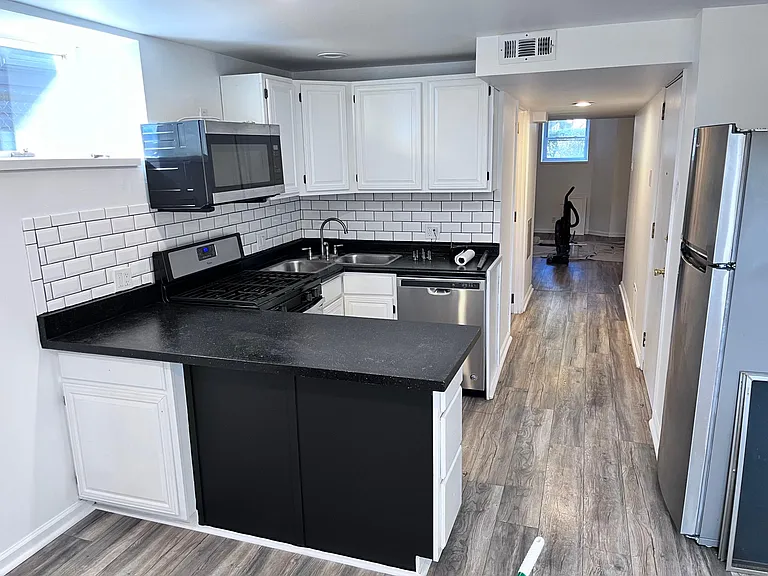 119 W Sycamore St #B — Photo 1