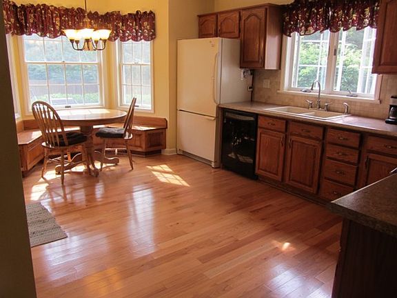 Eat in Kitchen w/Bump Out 