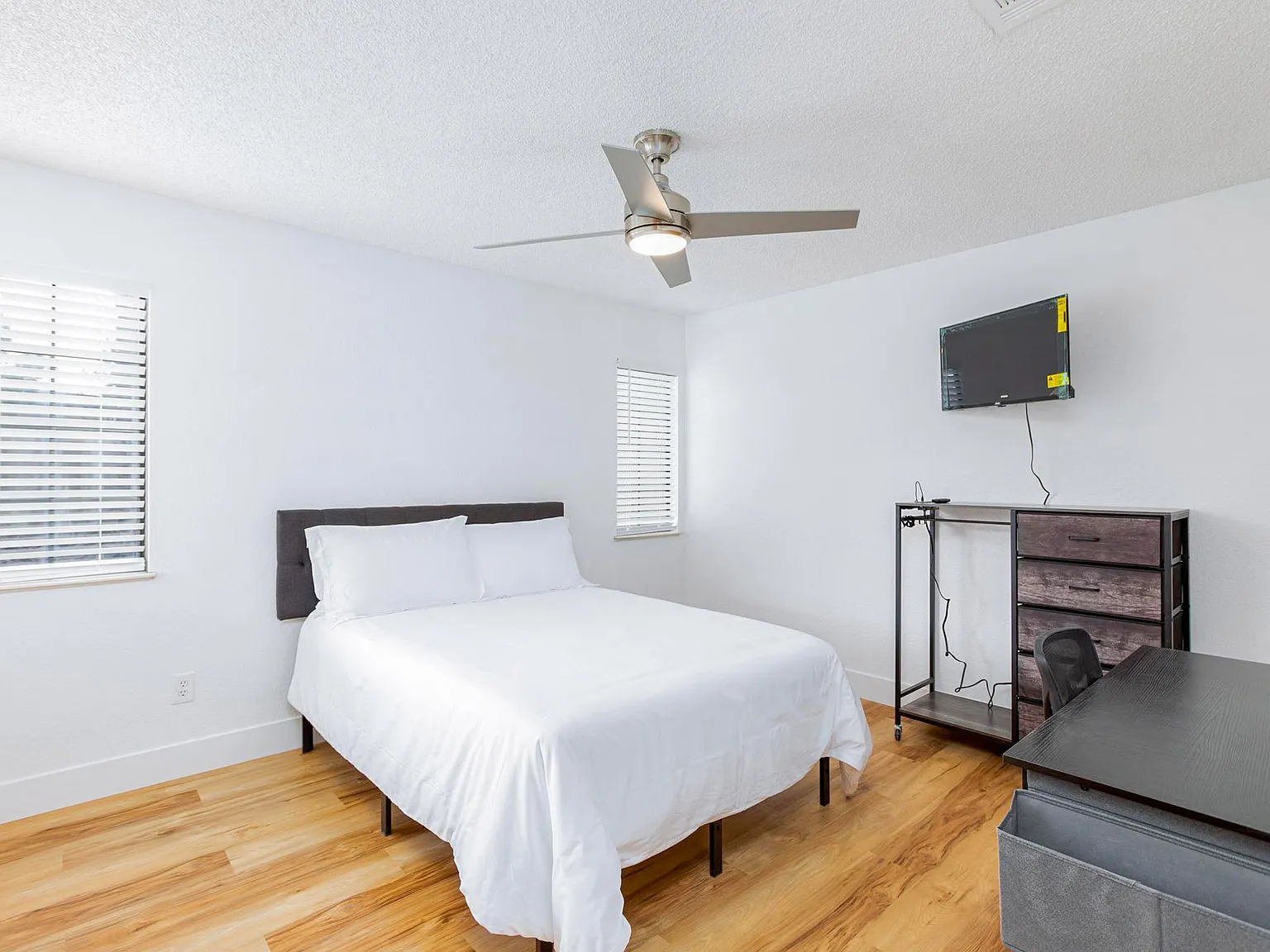 4 bed, 2.0 bath, $936 — Photo 3