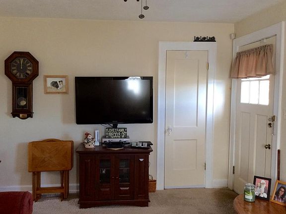 3rd image of 525 Parkdale Dr