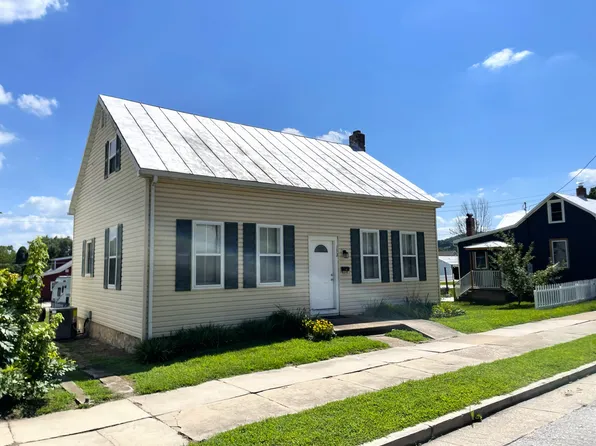 132 W 5th St, Hermann, MO 65041