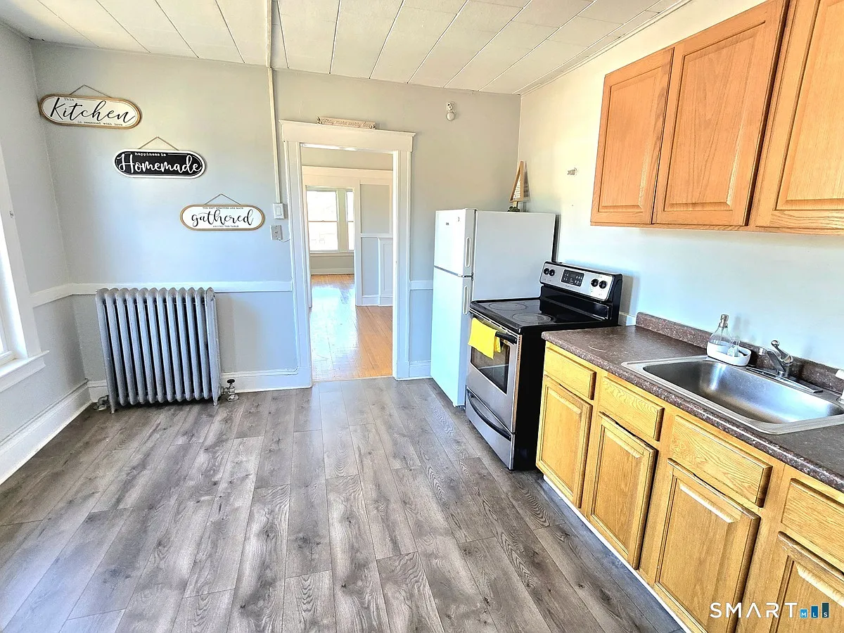 3 bed, 1.0 bath, 1395 sqft, $1,800 — Photo 3