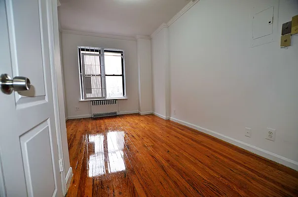 Rented by Manhattan Realty Group | media 75