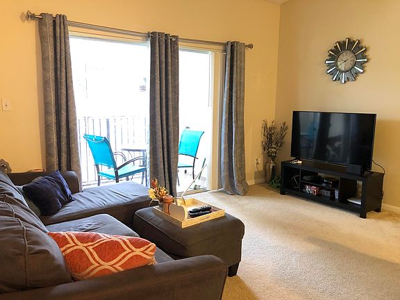 5th image of 860 Cypress Park Way APT H