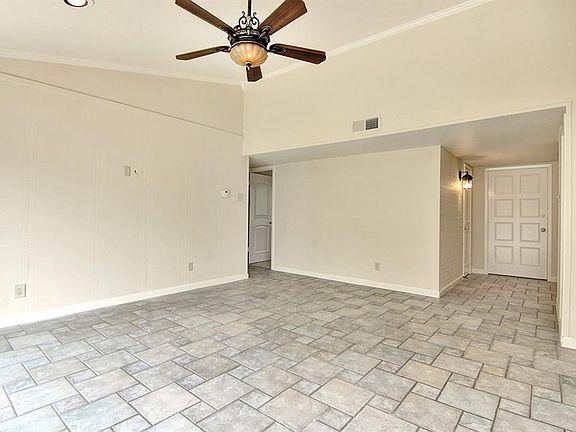 5th image of 902 Greenbriar Dr