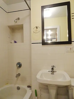 Rented by Perry Associates NYC Inc | media 19