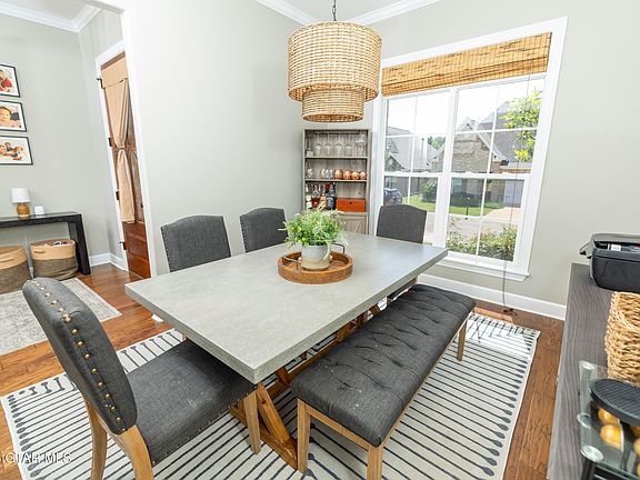 5th image of 107 Edwin Ave